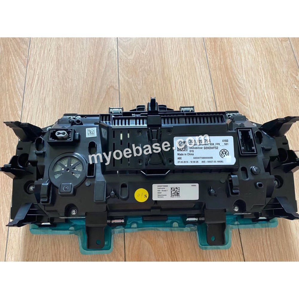 Digital Instrument Cluster (GTE Hybrid Display) — VW Passat B8 photo 1 — myoebase.com