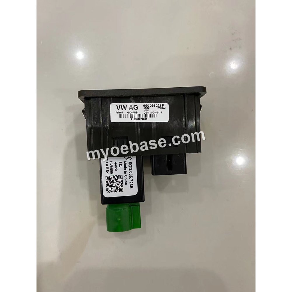 CarPlay Adapter Dongle with Cable — VW Golf 7 photo 1 — myoebase.com